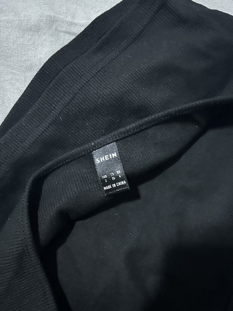 black basic halter top (Category: Sleeveless) located in Singapore. Submitted by agnolotti (Listing ID 1455807645, Image 2). Description: got from another carouseller back in the day, worn a couple times free nm, please just take it nm ONLY.