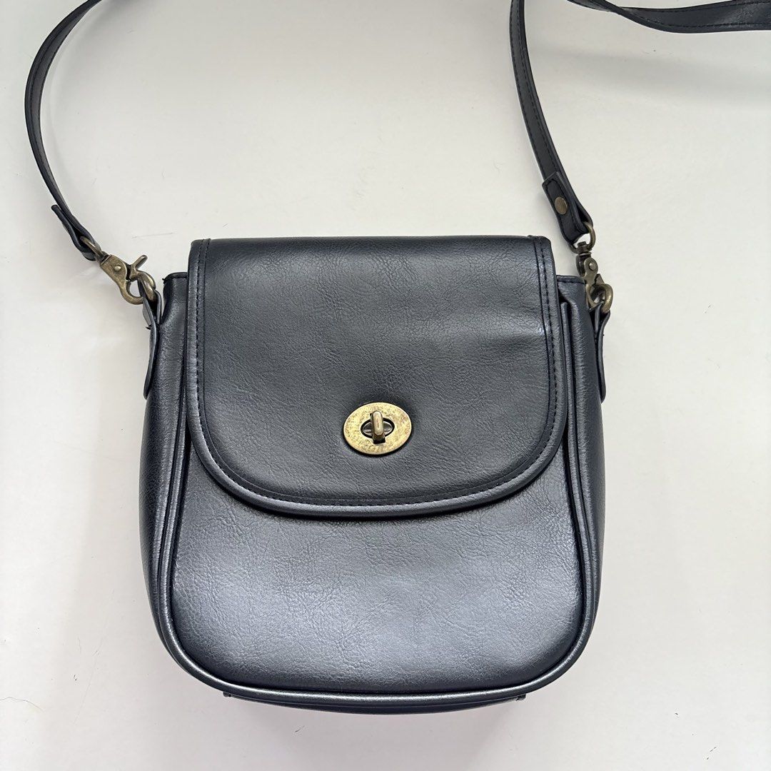 BLACK TURNLOCK CROSSBODY BAG (Category: Cross-body Bags) located in Cainta. Submitted by prebyihellop (Listing ID 1455727924, Image 1). Description: Like new No issue Good condition .