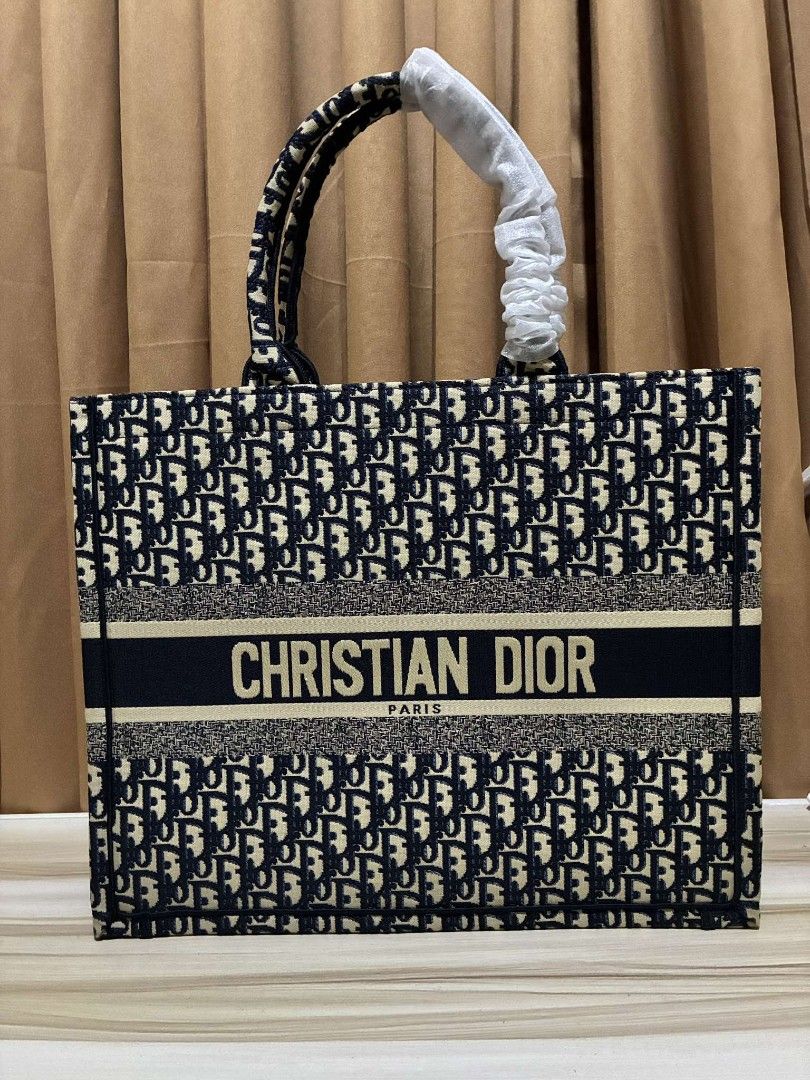 booktote cd (Category: Luxury Bags & Wallets) located in Las Pinas. Submitted by ajen7 (Listing ID 1455852562, Image 1). Description: .