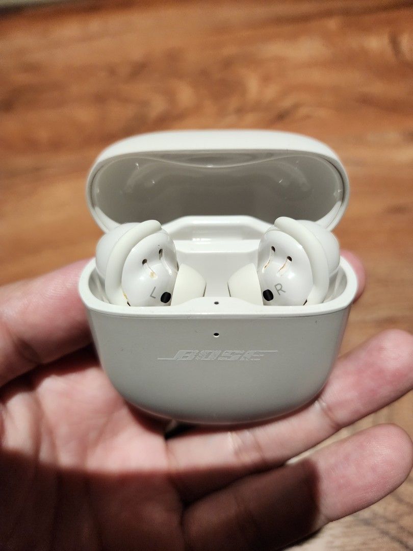 Bose QuietComfort Earbuds II Charging Case (Category: Earphones) located in Manila. Submitted by kg613 (Listing ID 1455700241, Image 2). Description: - White charging case for Bose QuietComfort Earbuds II - Securely holds your earbuds - Small indicator light on the front - Compact and portable design - Ideal for charging your earbuds on the go.