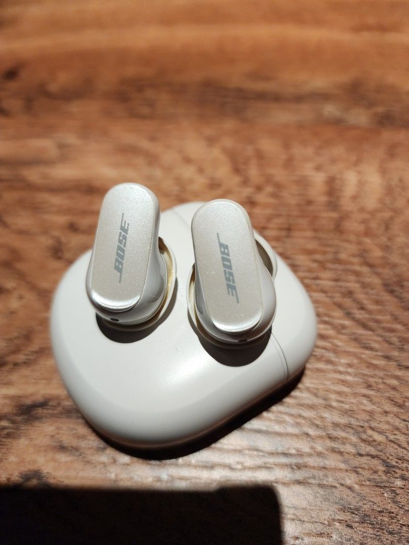 Bose QuietComfort Earbuds II Charging Case (Category: Earphones) located in Manila. Submitted by kg613 (Listing ID 1455700241, Image 3). Description: - White charging case for Bose QuietComfort Earbuds II - Securely holds your earbuds - Small indicator light on the front - Compact and portable design - Ideal for charging your earbuds on the go.