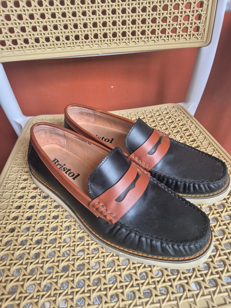 Bristol Black & Tan Leather Loafers (Category: Casual Shoes) located in Las Pinas. Submitted by colladomervin (Listing ID 1455726602, Image 3). Description: - Classic black and tan leather loafers from Bristol - Easy slip-on style - Tan strap across the top for added contrast - Soles show minimal wear - Ideal for smart casual outfits.