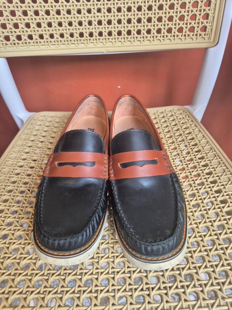 Bristol Black & Tan Leather Loafers (Category: Casual Shoes) located in Las Pinas. Submitted by colladomervin (Listing ID 1455726602, Image 1). Description: - Classic black and tan leather loafers from Bristol - Easy slip-on style - Tan strap across the top for added contrast - Soles show minimal wear - Ideal for smart casual outfits.