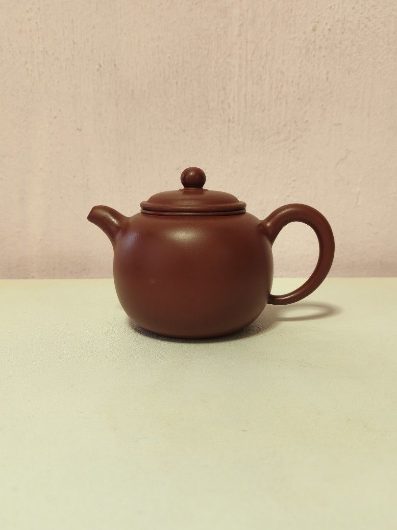 Teapot (Category: Coffee & Tea Tableware) located in Singapore. Submitted by gym_2020 (Listing ID 1455805921, Image 1). Description: - Item in good condition!! - Size: 13.5cm x H9cm.