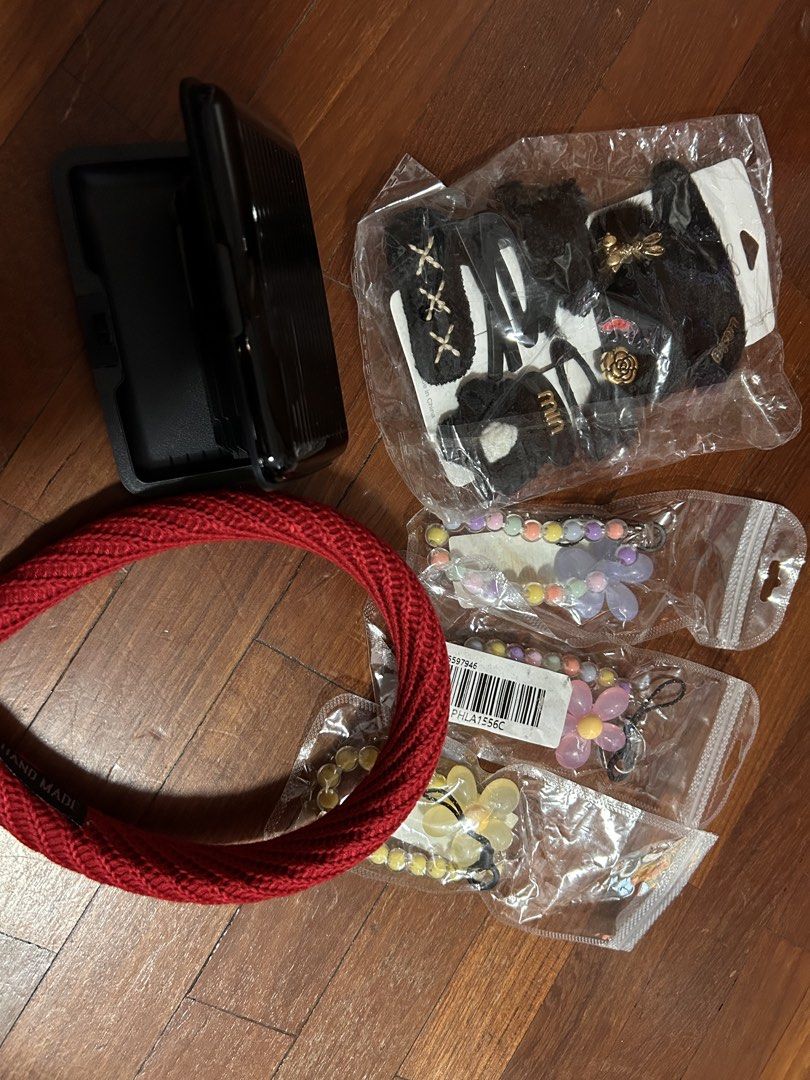Bundle 1 (Category: Everything Else) located in Singapore. Submitted by calmbear-7ed9 (Listing ID 1455767672, Image 2). Description: 2 Fashion bag Hair clip set Headband 3 keychain/cellphone keychain Card holder Take all for $50 .