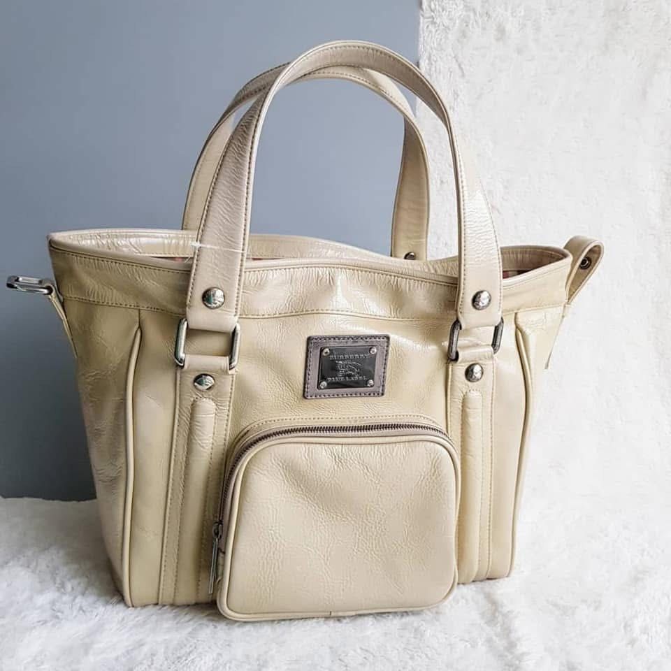 Burberry (Category: Luxury Bags & Wallets) located in Manila. Submitted by donnatng22 (Listing ID 1454540054, Image 1). Description: Bag with free wallet.