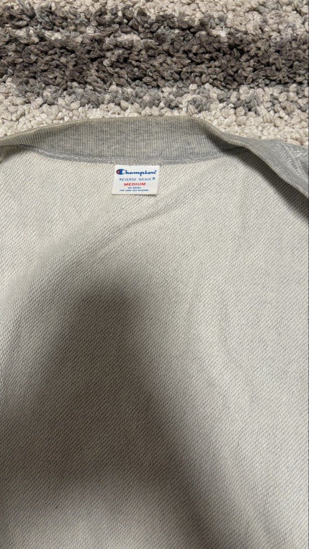 Champion grey cardigan button up sweatshirt M （分類：外套及戶外衣服）位於 Hong Kong。 由 denzoi 提交（商品編號 1455804441，圖片 2）。簡介： Champion cardigan jacket, grey, M size Lightly used only Selling at 100HKD DM if interested 。