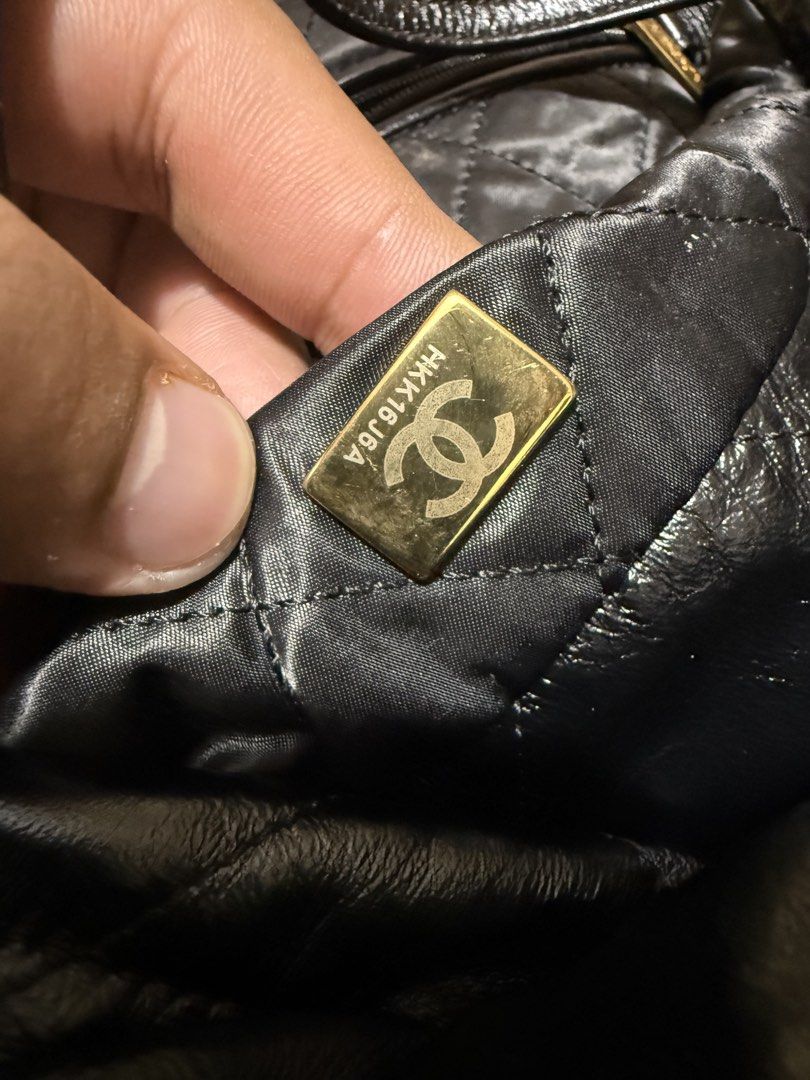 Chanel 22 (Category: Luxury Bags & Wallets) located in Manila. Submitted by _wangbuka_. (Listing ID 1455802679, Image 3). Description: Very good condition Issue minimal rubs check the details picture posted.