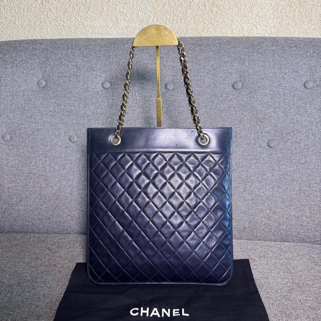 Chanel Quilted Leather Chain Tote Bag Navy (Category: Luxury Bags & Wallets) located in Madrid. Submitted by jhunaceee (Listing ID 1455814934, Image 2). Description: 💯Authentic Classic Chanel tote bag - Navy quilted leather - Gold chain straps - Iconic CC logo - Spacious interior - Ideal for daily use or travel - Comes with dust bag - A timeless piece.