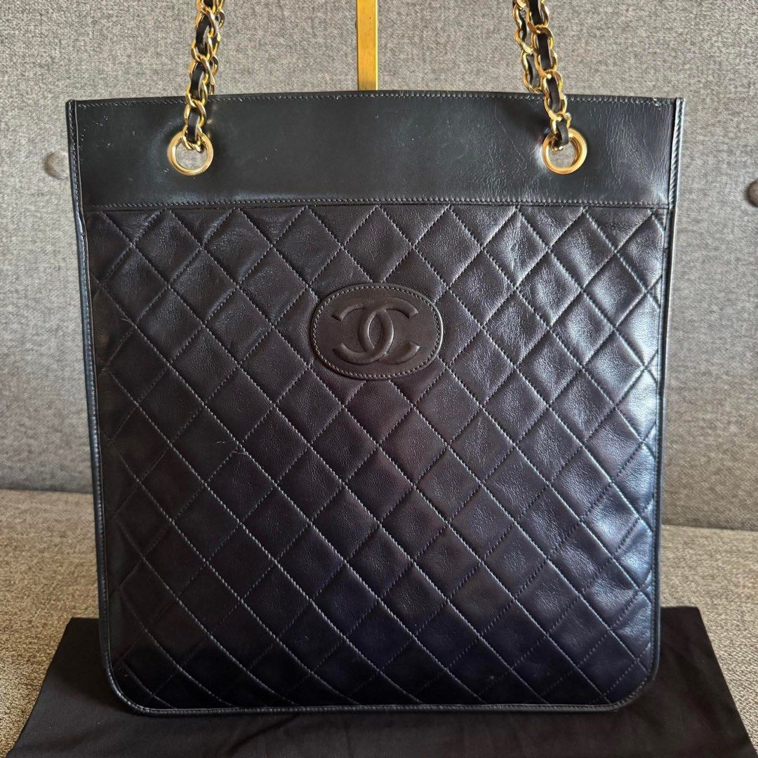Chanel Quilted Leather Chain Tote Bag Navy (Category: Luxury Bags & Wallets) located in Madrid. Submitted by jhunaceee (Listing ID 1455814934, Image 3). Description: 💯Authentic Classic Chanel tote bag - Navy quilted leather - Gold chain straps - Iconic CC logo - Spacious interior - Ideal for daily use or travel - Comes with dust bag - A timeless piece.