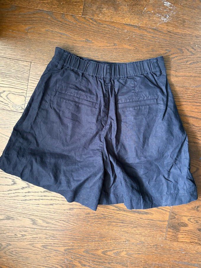 Cute flowy Blue boy shorts from uniqlo (Category: Shorts) located in Quezon City. Submitted by lethrift.ph (Listing ID 1455733792, Image 2). Description: 10/10 condition no flaws w: 25 in to 26 in (has elastic band) l: 16.6 in rise: 14 in thigh: 30 in - Uniqlo cute dark blue boy shorts - has pockets - super comfortable and breathable - fits higher waisted - good for daily activities .