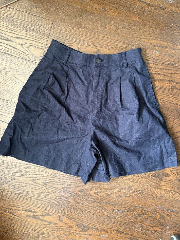Cute flowy Blue boy shorts from uniqlo (Category: Shorts) located in Quezon City. Submitted by lethrift.ph (Listing ID 1455733792, Image 1). Description: 10/10 condition no flaws w: 25 in to 26 in (has elastic band) l: 16.6 in rise: 14 in thigh: 30 in - Uniqlo cute dark blue boy shorts - has pockets - super comfortable and breathable - fits higher waisted - good for daily activities .