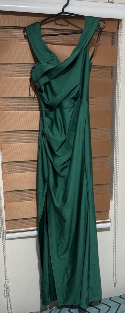 Dark Green (Emerald Green) Off-Shoulder Evening Gown (Category: Evening dresses & gowns) located in Manila. Submitted by jannie05 (Listing ID 1455812704, Image 3). Description: The size is medium (See attached size chart for guidance). Only worn once. Like new This was already adjusted based on my height and heels: 5’3 + 3 inches heels. .
