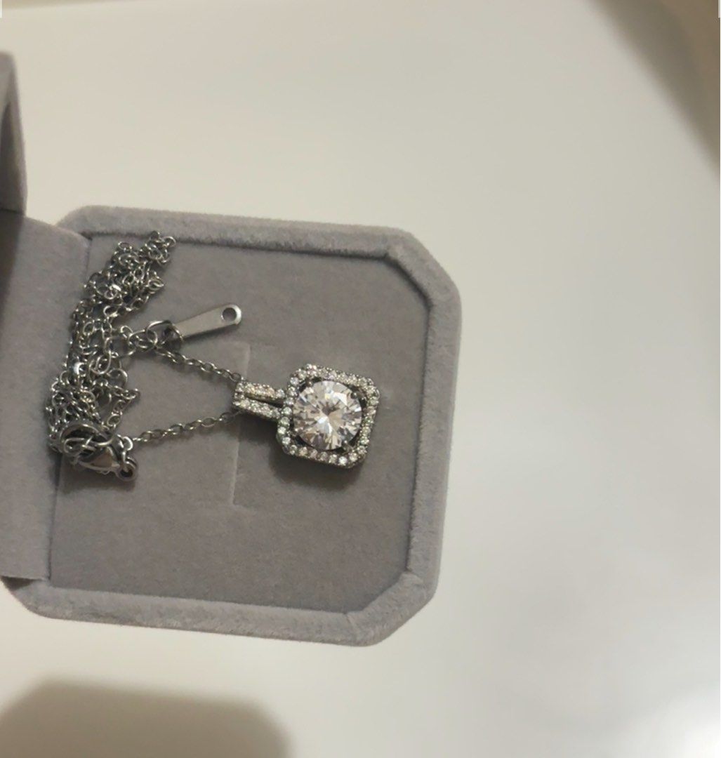 Diamond design necklace with box (Category: Necklaces) located in Mandaue City. Submitted by Currentcrs (Listing ID 1455809528, Image 2). Description: J&t - 85.