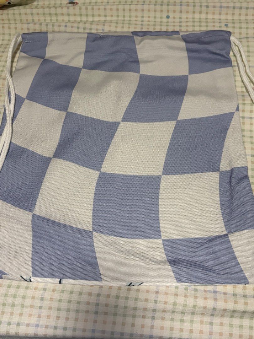 Drawstring Bag （分類：Tote Bags）位於 Hong Kong。 由 whitejfjkwjd 提交（商品編號 1455849107，圖片 3）。簡介： Kol柿柿 年宵塑繩袋 全新冇用過 比較適合女生用。