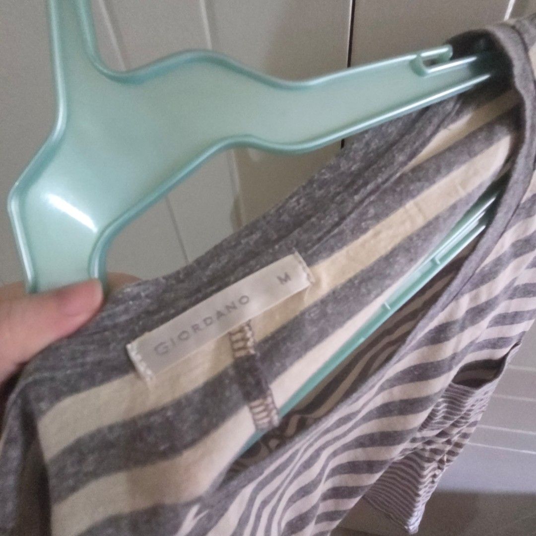 Giordano Shirt Long Sleeves (Category: Shirts) located in Caloocan City. Submitted by anne_finds (Listing ID 1455740202, Image 2). Description: Has stain on back Oversize fit Can fit XL.