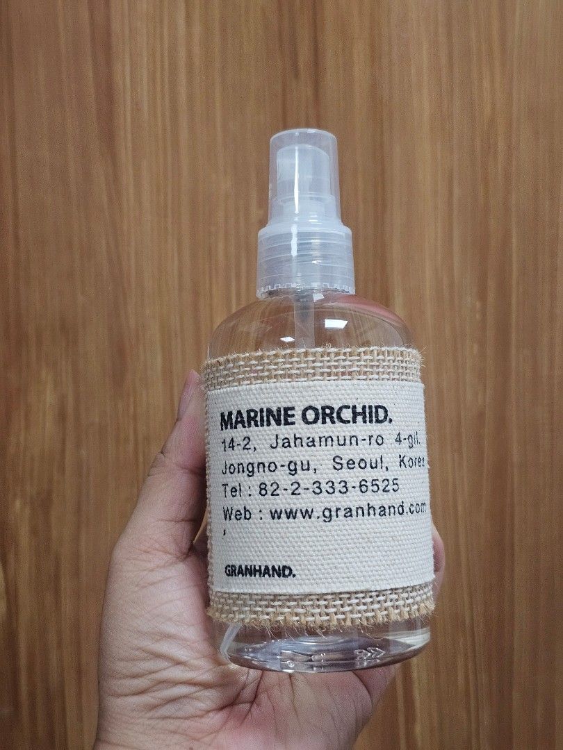 GRANHAND Marine Orchid (Category: Fragrance & Deodorants) located in Paranaque City. Submitted by rhodalietagle (Listing ID 1455842760, Image 2). Description: - GRANHAND Marine Orchid - Features a burlap-like ribbon accent - Authentic product from Seoul, Korea. Pinasabuy galing Seoul. - 200ML - 2,880 bili ko RFS, di nagagamit. Halos wala pang bawas. 3 spray lang, tapos naging display nalang..