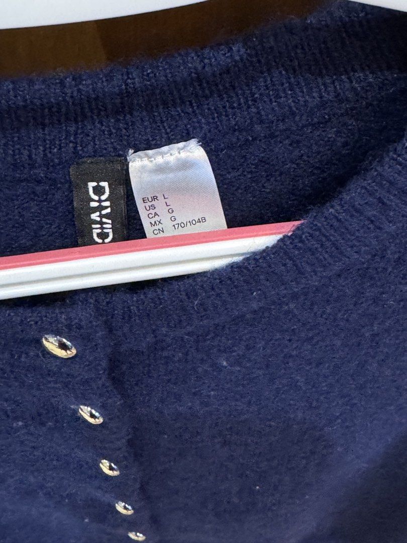 H&M Navy Blue Button Up Knit Vest (Category: Sleeveless) located in Makati City. Submitted by lexyu (Listing ID 1455716803, Image 2). Description: - Navy blue knit vest - Sleeveless, button-up front - bought L for an oversized cozy fir -used once then washed.