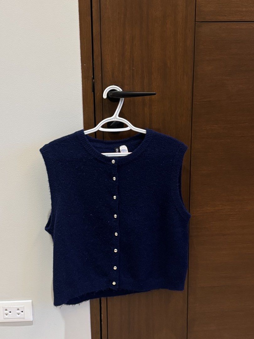 H&M Navy Blue Button Up Knit Vest (Category: Sleeveless) located in Makati City. Submitted by lexyu (Listing ID 1455716803, Image 1). Description: - Navy blue knit vest - Sleeveless, button-up front - bought L for an oversized cozy fir -used once then washed.