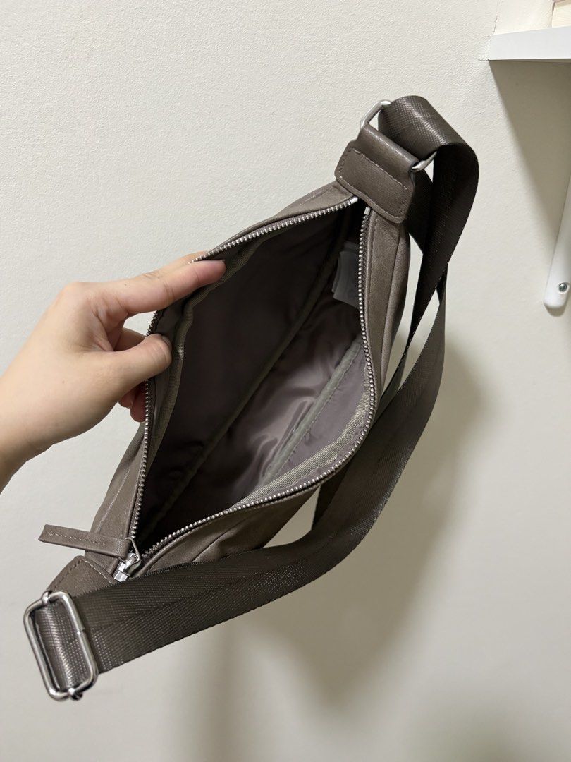 H&M Body/Shoulder Leather Bag (Category: Shoulder Bags) located in Manila. Submitted by cdc98 (Listing ID 1455833135, Image 3). Description: - Used once only - Curved shape - Single zipper closure - Adjustable strap - Interior: 1 main compartment - Ideal for everyday use and carrying essentials PLEASE READ ⚠️ • Strictly payment first before ship out • Modes of payment - Gcash, BDO, and BPI • Couriers: Gogo Express, Lalamove & Grab Express • No me