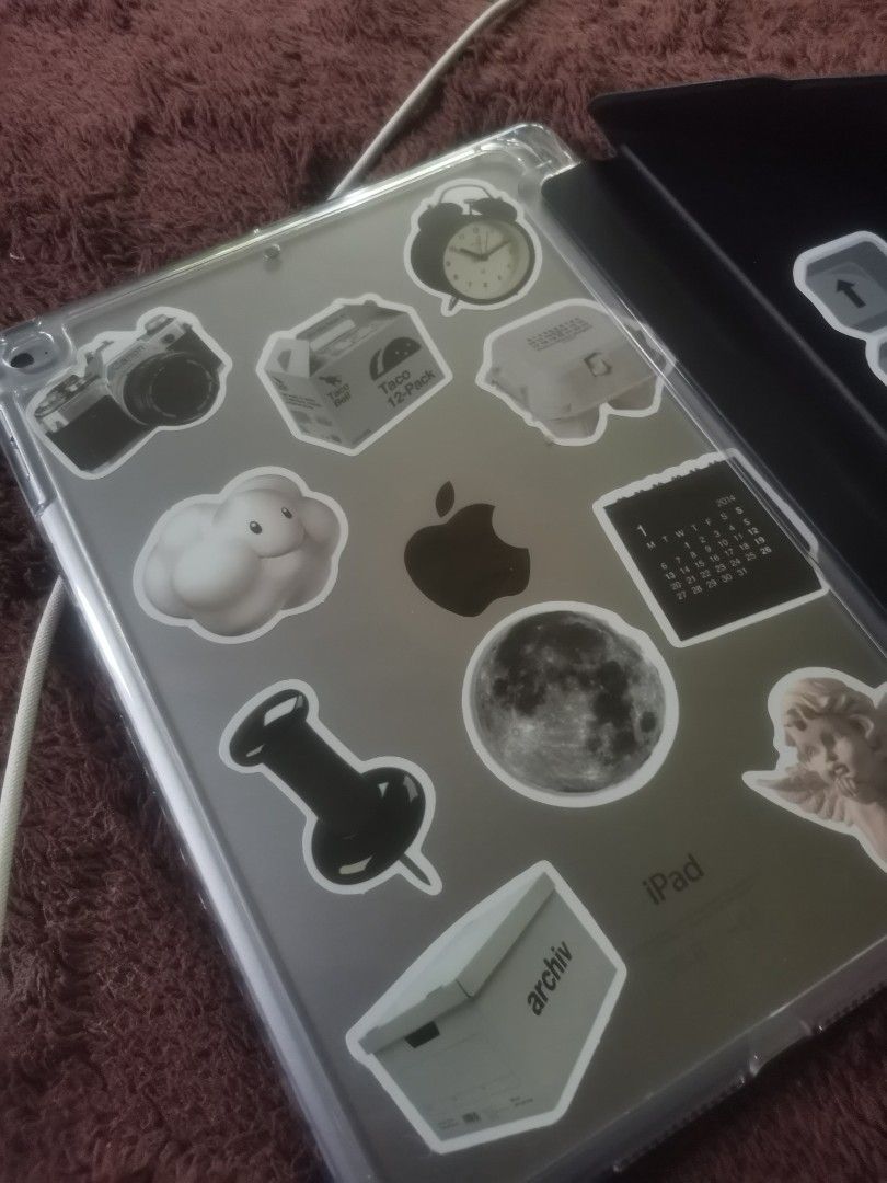 IPad Air 2 (Category: iPad) located in Manila. Submitted by ezhno (Listing ID 1455746293, Image 1). Description: IPad Air 2, In Space Grey, 128GB, not secondhand I promise, my tita gave it to me since she barely uses it. Both front and back no scratches only minor dents on the sides. I'm open for swapping and Negotiable .