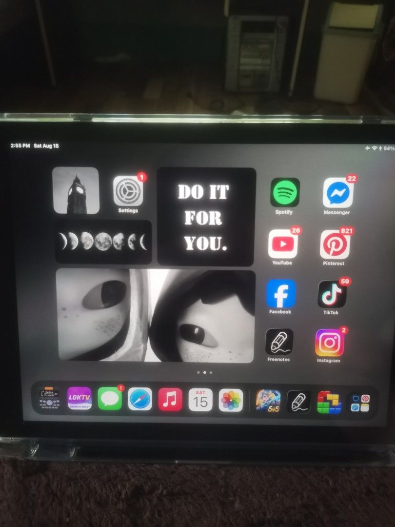 IPad Air 2 (Category: iPad) located in Manila. Submitted by ezhno (Listing ID 1455746293, Image 3). Description: IPad Air 2, In Space Grey, 128GB, not secondhand I promise, my tita gave it to me since she barely uses it. Both front and back no scratches only minor dents on the sides. I'm open for swapping and Negotiable .