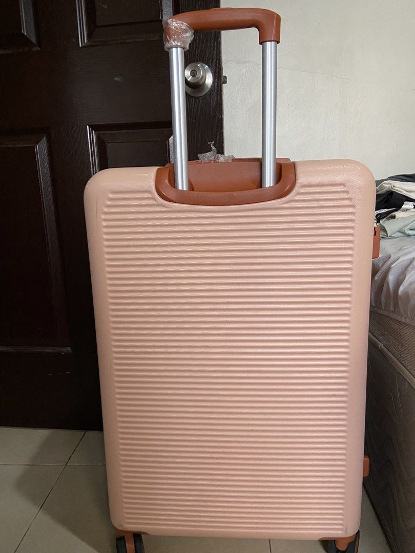 Island Elephant 28” Luggage Pink (Category: Luggage) located in Valenzuela. Submitted by santospb (Listing ID 1455709261, Image 3). Description: Used once.