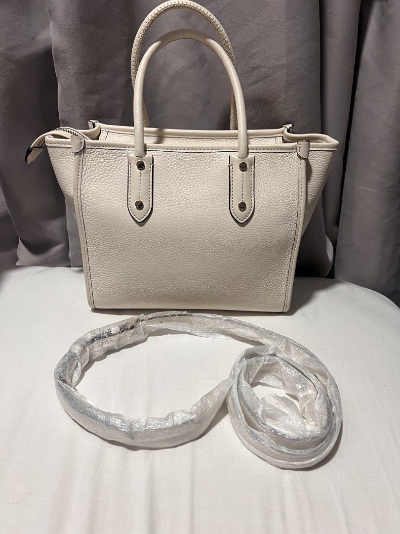 Kate Spade Ella Tote (Category: Luxury Bags & Wallets) located in Quezon City. Submitted by marco_miranda30 (Listing ID 1455713045, Image 2). Description: Pebbled Leather Bought in Kate Spade Singapore.