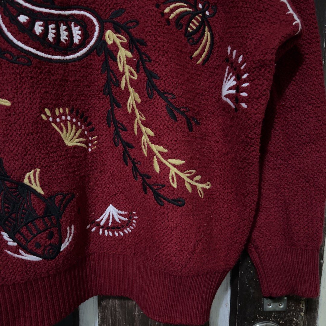 Knited Hoodie Sweater (Category: Coats, Jackets and Outerwear) located in Baguio. Submitted by secondoption.ph (Listing ID 1455710274, Image 3). Description: Size medium Length 25.5 Width 24.