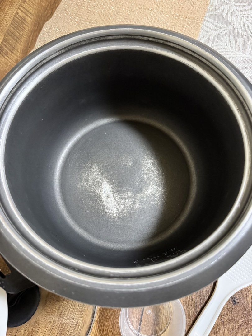 Kuchenluxe rice cooker (Category: Cookware & Accessories) located in Quezon City. Submitted by spacecleaner101 (Listing ID 1455781088, Image 2). Description: Can accommodate 1.5 liters of rice Complete package Well used Rfs: Upgraded to bigger.