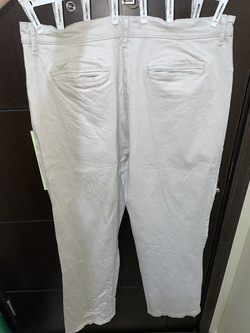 Lee Relaxed Fit Unisex Pants Beige (Category: Chinos) located in Manila. Submitted by oddbear_e25815 (Listing ID 1455842137, Image 2). Description: - Brand: Lee - Fit: Relaxed - Size: Fits 30 inch - Color: Beige - Material: 98% Cotton, 2% Spandex - Origin: Made in Mexico - Style: Comfortable, casual everyday wear - Condition: Please check photos for details Rfs: Deluttering.
