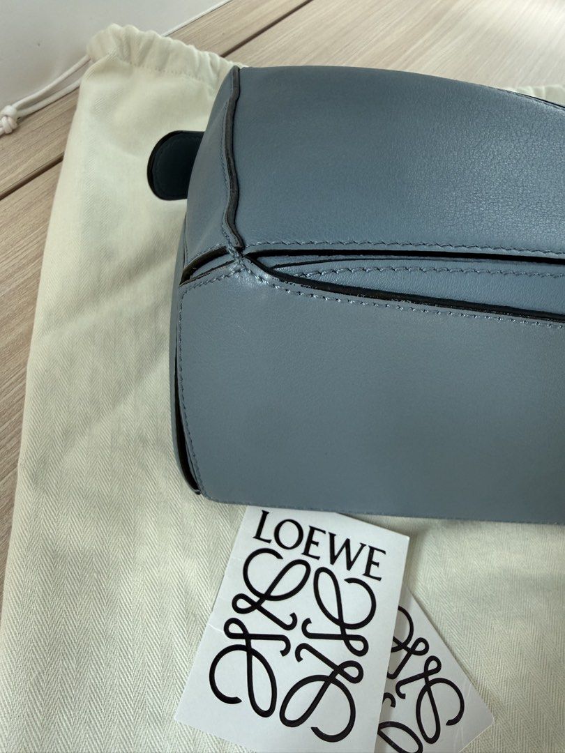 Loewe puzzle bag 灰藍色 small size （分類：手袋及銀包）位於 Hong Kong。 由 leonaho 提交（商品編號 1455782940，圖片 2）。簡介： Loewe puzzle bag 灰藍色 small size 100% real 95%new 好新淨 好少用 有塵袋 同卡仔 細size 放到好多嘢，容量好好 絕版色。