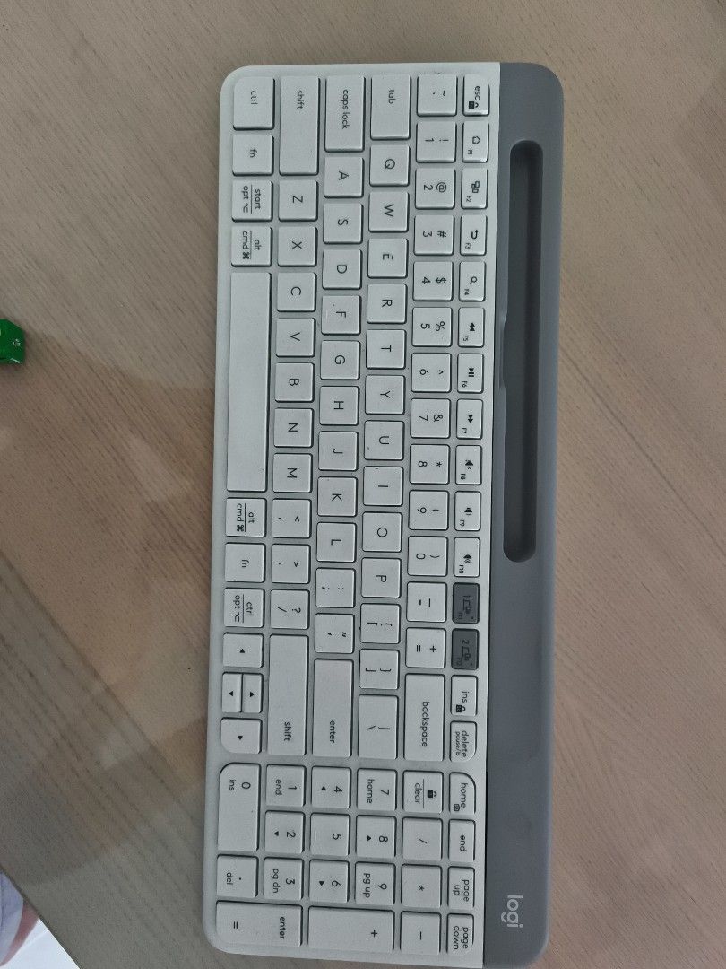 Logitech Wireless Keyboard (Category: Computer Keyboard) located in Singapore. Submitted by bgj1132 (Listing ID 1455711021, Image 1). Description: - Logitech Wireless Keyboard - Colour: White & Grey - Slim profile design - Wireless connectivity - Easy to use - Perfect for desk setups.