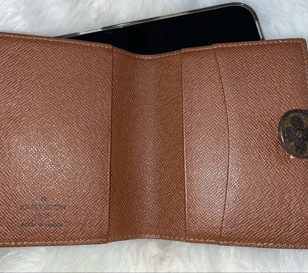 Louis Vuitton Card holder (Category: Luxury Bags & Wallets) located in Batangas. Submitted by kheanknox29 (Listing ID 1455761900, Image 2). Description: - Authentic Louis Vuitton monogram card holder - Classic bifold design - Secure snap closure - Interior card slots and bill compartment -excellent used condition .