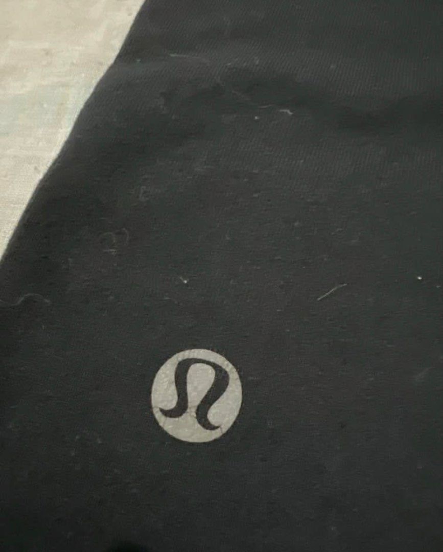 Lululemon groove short small (Category: Activewear) located in Iba. Submitted by xooperfindslb (Listing ID 1455804960, Image 3). Description: Lululemon groove short small Lululemon groove short black quilting winter Reversible shorts Waist 13-17 inches Or 26-34 waistline.