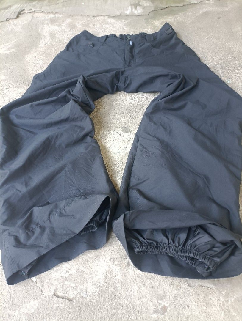 Nike ACG Storm-FIT Outer Layer Trek Pants (Category: Joggers) located in Catbalogan. Submitted by s.e.thriftfind (Listing ID 1455698179, Image 2). Description: -OFF/LEGIT - Nike ACG Outer Layer Pants - Water and wind protection - Ideal for outdoor activities - Features a security pocket - Includes venting aeration - Made in Thailand - Size: Medium (fits 8-10) -Waist 29in-32in -Length 40in -Hem 10.2in -ISSUE: Sign of usage -NEED WASH.