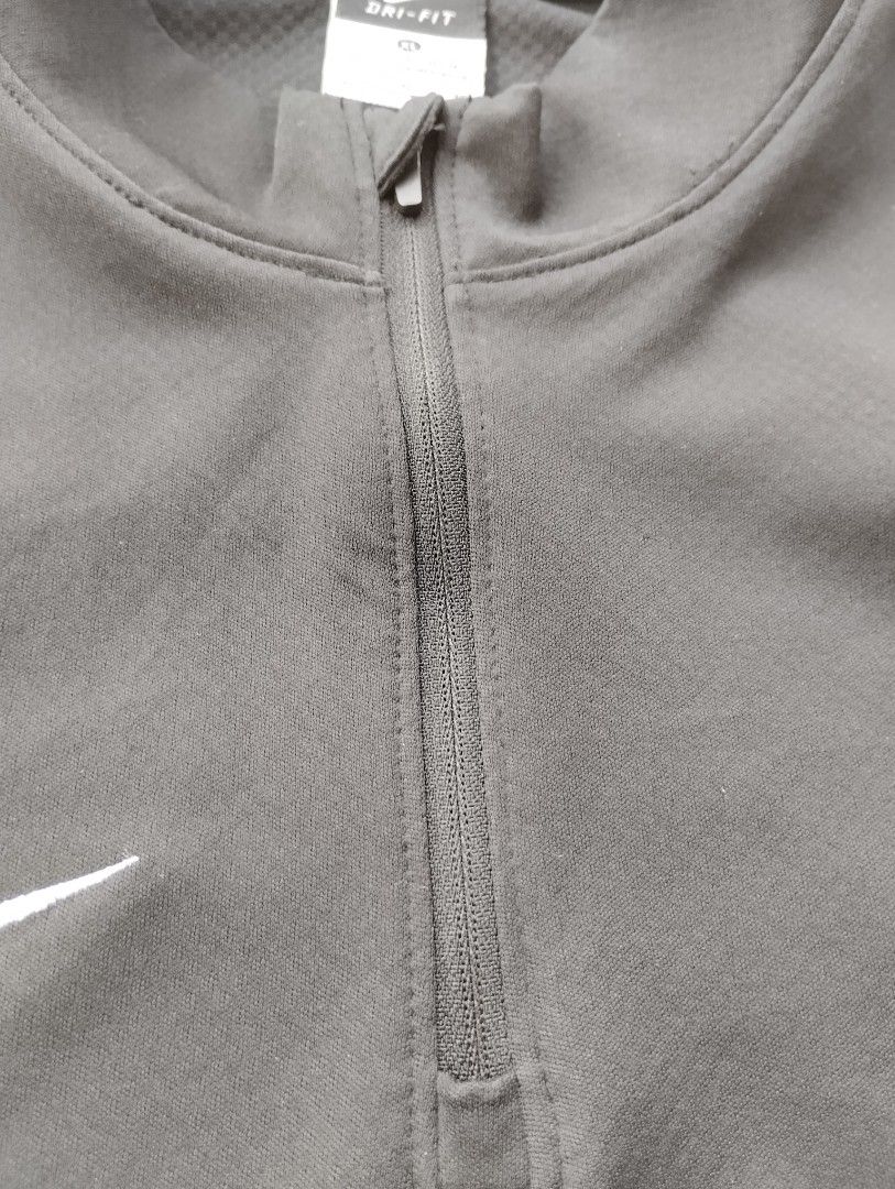 Nike Dri-FIT Authentic Soccer Long Sleeve Top (Category: Activewear) located in Pozorrubio. Submitted by sharkiethrift69 (Listing ID 1455796778, Image 2). Description: - Authentic Nike Dri-FIT long sleeve top - Features a quarter zip - White stripe details on sleeves - Soccer tag visible - Ideal for training or casual wear - Dri-FIT material for dryness.