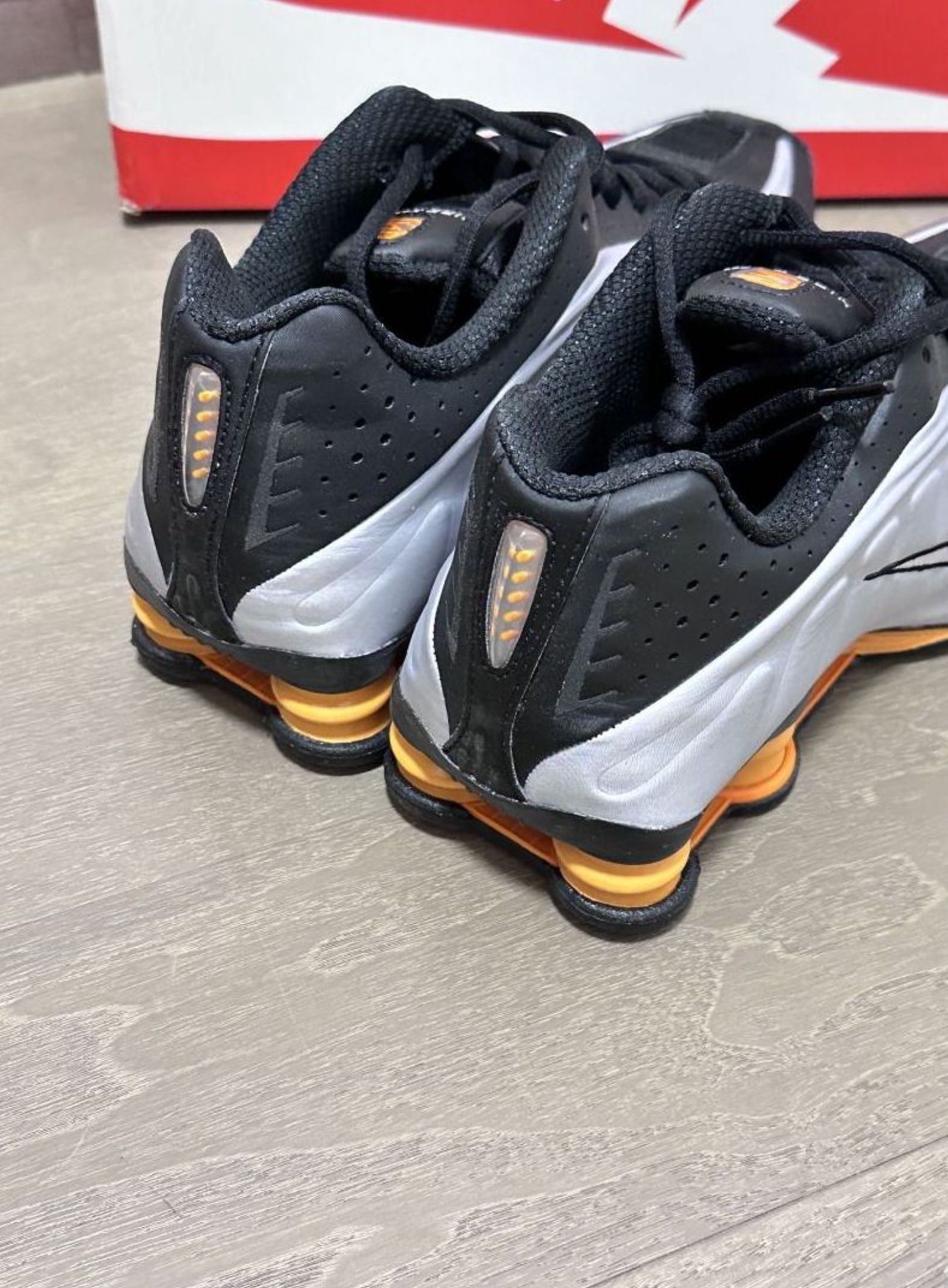 Nike Shox R4 跑步鞋 黑銀色 （分類：波鞋）位於 Hong Kong。 由 horizonchasers 提交（商品編號 1455689521，圖片 3）。簡介： 【限時上架】Nike Nike Shox R4 跑步鞋 黑銀色 🏷 全新 📦 順豐包郵 💰 貨到付款 ⏱ 3日內發相確認 唔好錯過！Chat 我 💬。
