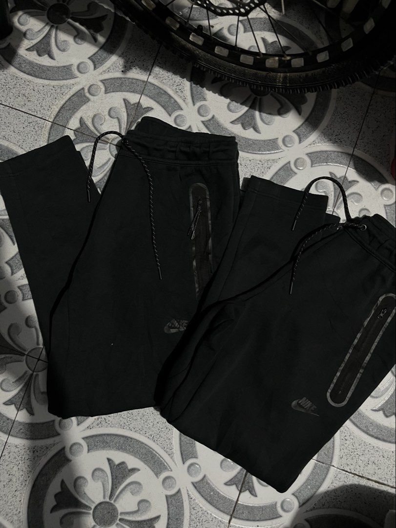 Nike Tech Fleece Joggers Black Aspack (Category: Joggers) located in Pasay City. Submitted by Oboyyy (Listing ID 1455850674, Image 1). Description: - Authentic Nike Tech Fleece Joggers - Color: Black - Available Sizes: Medium (M), Large (L) - Origin: Made in China - Ideal for everyday wear and training sessions - Secure zipped pockets for your essentials - Adjustable drawstring waist for a comfortable, personalized fit 1500 aspack Same design dif