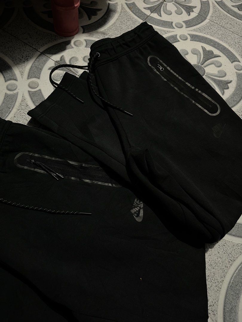 Nike Tech Fleece Joggers Black Aspack (Category: Joggers) located in Pasay City. Submitted by Oboyyy (Listing ID 1455850674, Image 2). Description: - Authentic Nike Tech Fleece Joggers - Color: Black - Available Sizes: Medium (M), Large (L) - Origin: Made in China - Ideal for everyday wear and training sessions - Secure zipped pockets for your essentials - Adjustable drawstring waist for a comfortable, personalized fit 1500 aspack Same design dif