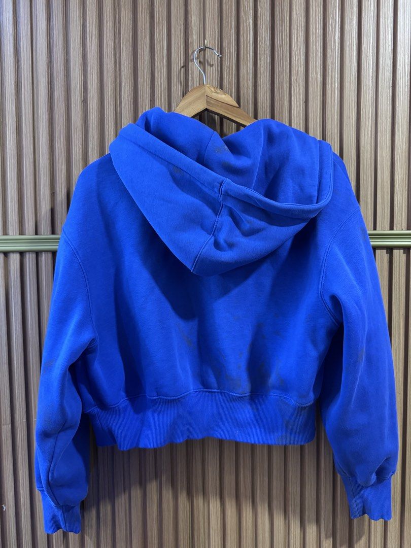NikecBlue Cropped Hoodie (Category: Coats, Jackets and Outerwear) located in Silay City. Submitted by declutterwithm3 (Listing ID 1455841029, Image 2). Description: - wBlue cropped hoodie - Features ribbed hem and cuffs - Note: Some marks present - Ideal for casual wear - Easy to style.