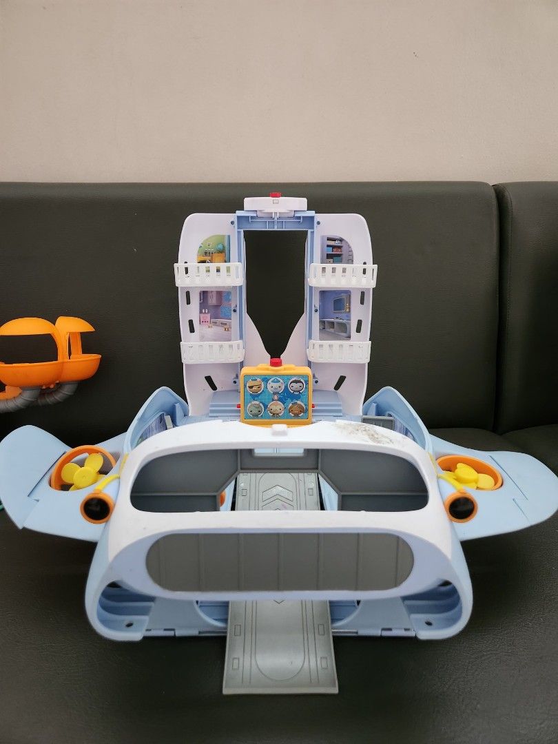 Octonauts Octoray Octopod (Category: Kids Toys) located in Makati City. Submitted by jstreasuredfinds (Listing ID 1455707461, Image 2). Description: Take all octonauts bundle Makati.