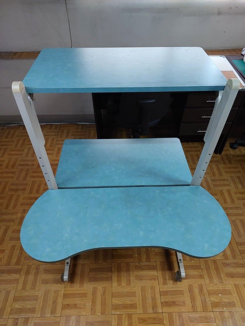 Old Style Computer Table with Adjustable Height Desk with Shelving (Category: Tables & Sets) located in Caloocan City. Submitted by ericajane_tc (Listing ID 1454047374, Image 2). Description: - Sturdy computer desk with adjustable height - Spacious tabletop - Two shelves for storage (top shelf ideal for computer towers/equipment) - On wheels for easy mobility - Great for home office/study setups.