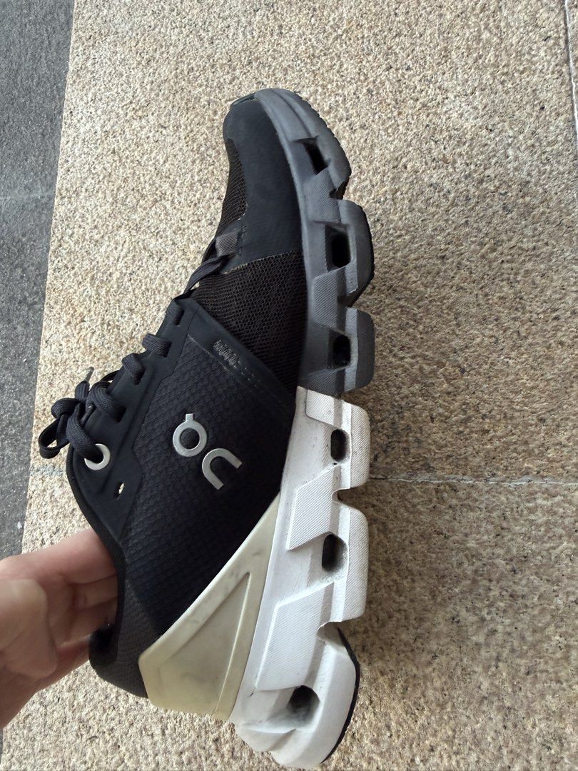 ON CLOUD (Category: Sneakers) located in Singapore. Submitted by luminorth (Listing ID 1455793748, Image 2). Description: .