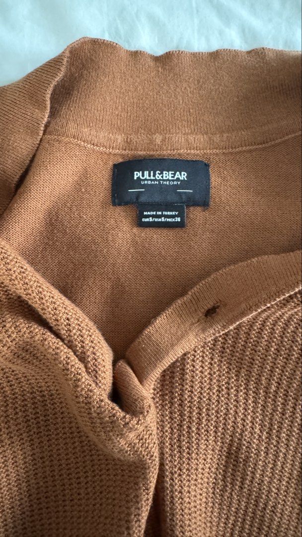 Pull & Bear Top (Category: Tshirts & Polo Shirts ) located in Quezon City. Submitted by shoppingcl (Listing ID 1455742053, Image 2). Description: .