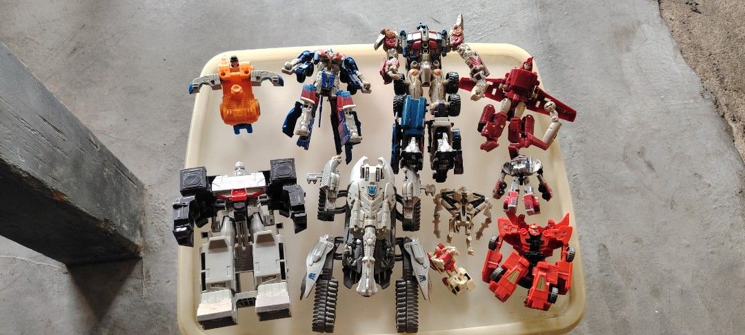 robot transformers (Category: Action & Battle Toys) located in Besut. Submitted by sipenjualbarangburuk (Listing ID 1455685686, Image 1). Description: salam menjual kombo robot transformers jual seadanya sesuai display semua skali rm 120 termasuk pos tq.
