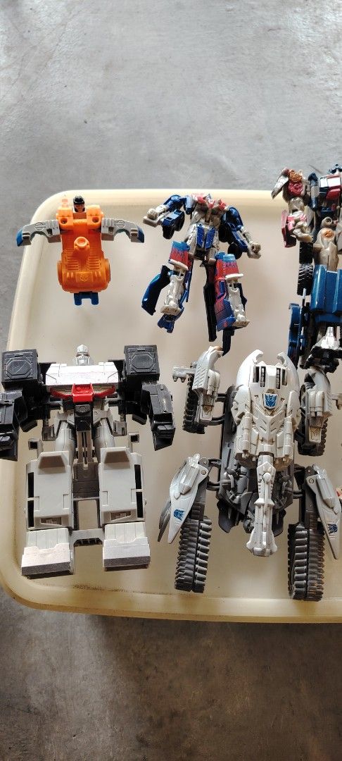 robot transformers (Category: Action & Battle Toys) located in Besut. Submitted by sipenjualbarangburuk (Listing ID 1455685686, Image 2). Description: salam menjual kombo robot transformers jual seadanya sesuai display semua skali rm 120 termasuk pos tq.
