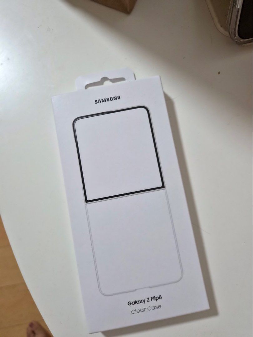 Samsung galaxy z flip 8 clear case (Category: Cases & Sleeves) located in Cainta. Submitted by rowsiee (Listing ID 1455696981, Image 1). Description: Never use, inopen lang yung box nung nag unboxing vid. Reason for selling : freebie lang ito, mas preferred ko yung magnetic clear case. Original price: ₱1990 Selling : ₱1000 .