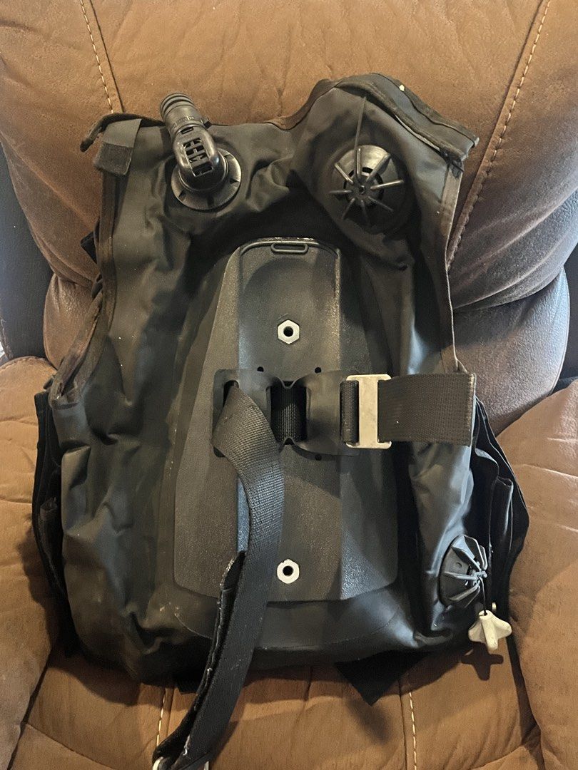 Scubapro Classic Expedition BCD Scuba Diving Buoyancy Control Device (Category: Water Sports) located in Makati City. Submitted by blackbimmer (Listing ID 1455759245, Image 3). Description: - Scubapro Classic Expedition BCD - Color: Black with yellow inflator hose clip - Features ample pockets and D-rings for gear storage - Ready for your next diving adventure - size: xs - free weight belts - pick up or Lalamove only .