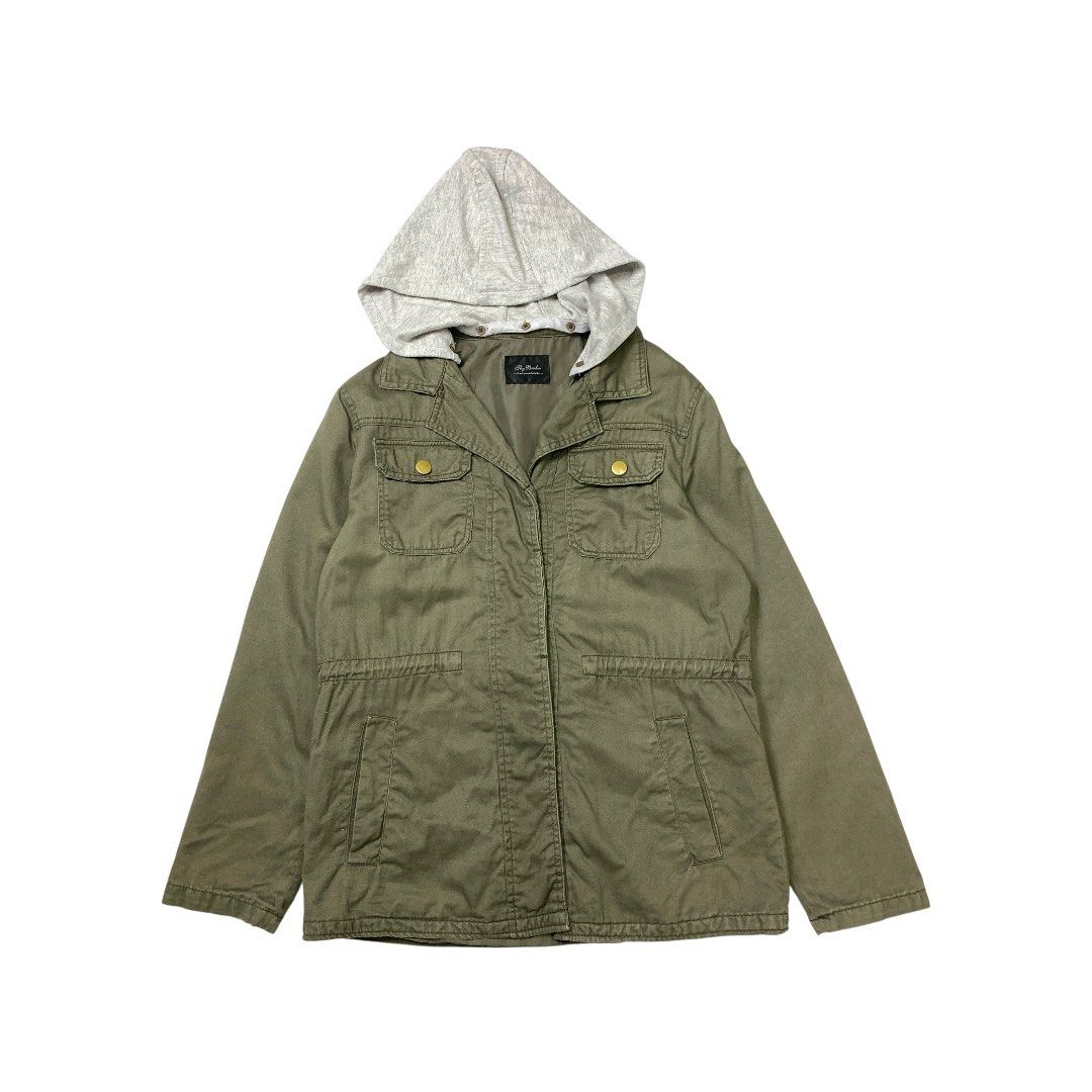 Sky bomber Parka Jacket (Category: Coats, Jackets and Outerwear) located in Baguio. Submitted by been.aged_ph (Listing ID 1455675595, Image 2). Description: 𝚂𝚒𝚣𝚎: fits up to M 𝙳𝚒𝚖𝚎𝚗𝚜𝚒𝚘𝚗𝚜: 21 x 27 𝙲𝚘𝚗𝚍𝚒𝚝𝚒𝚘𝚗: Very Good 𝙸𝚜𝚜𝚞𝚎: none Model Height: 5' 7" .